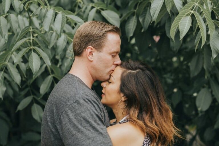 pareja feliz cariñosa